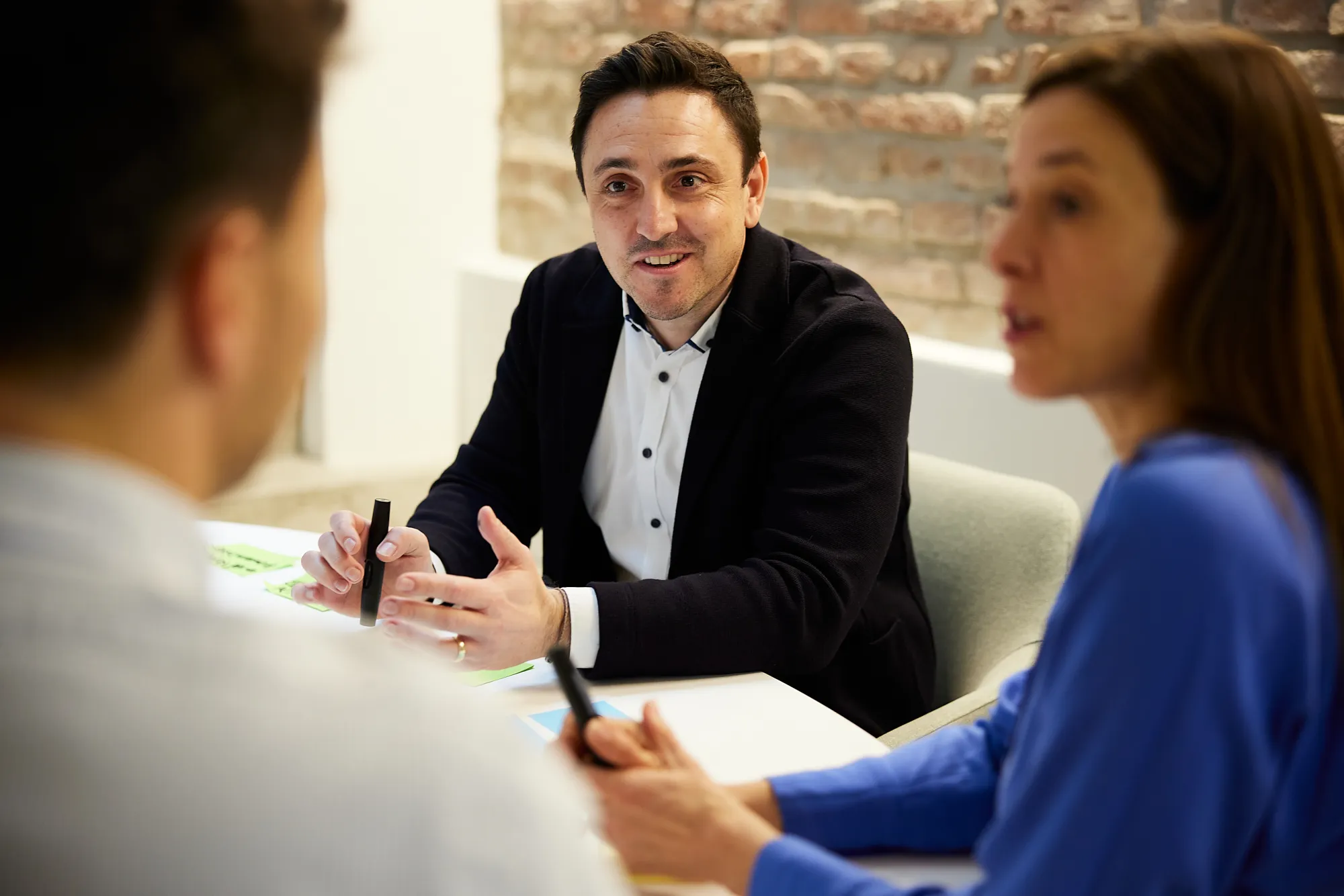 Berater und Kunden lächeln bei Unternehmenskultur Beratung im Workshop