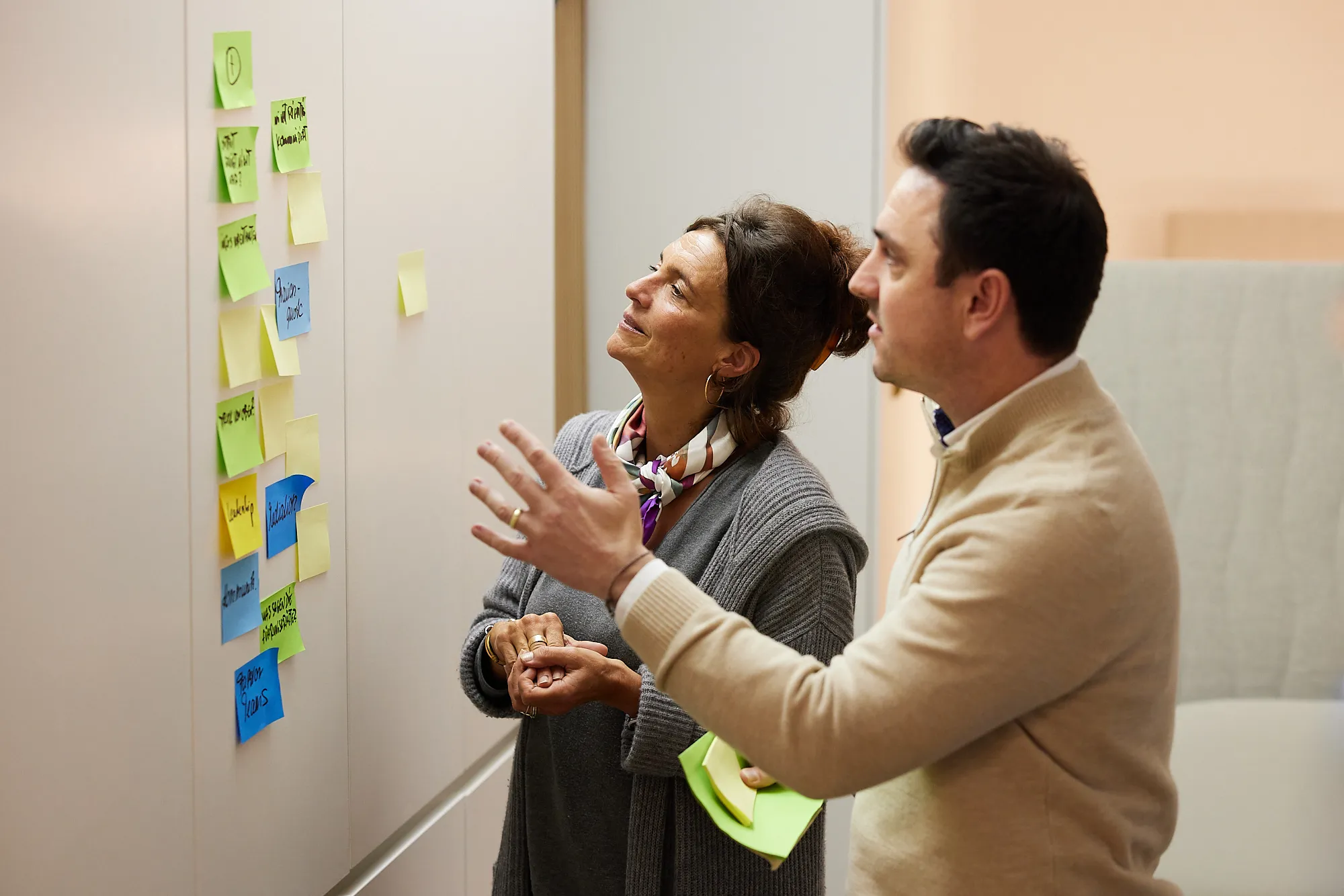 Beraterteam von 3 Leuten bespricht Change Management Projekt am Laptop