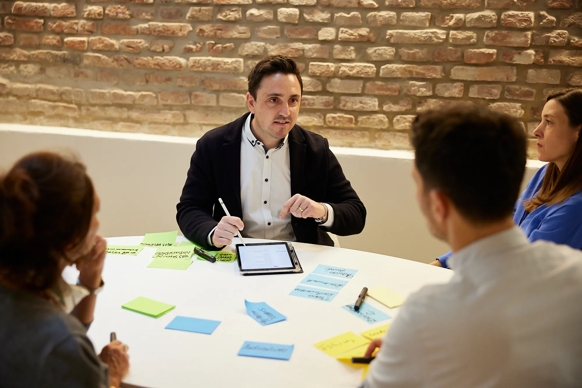 Moderator sammelt Konfliktthemen mit Team zur Konfliktmediation