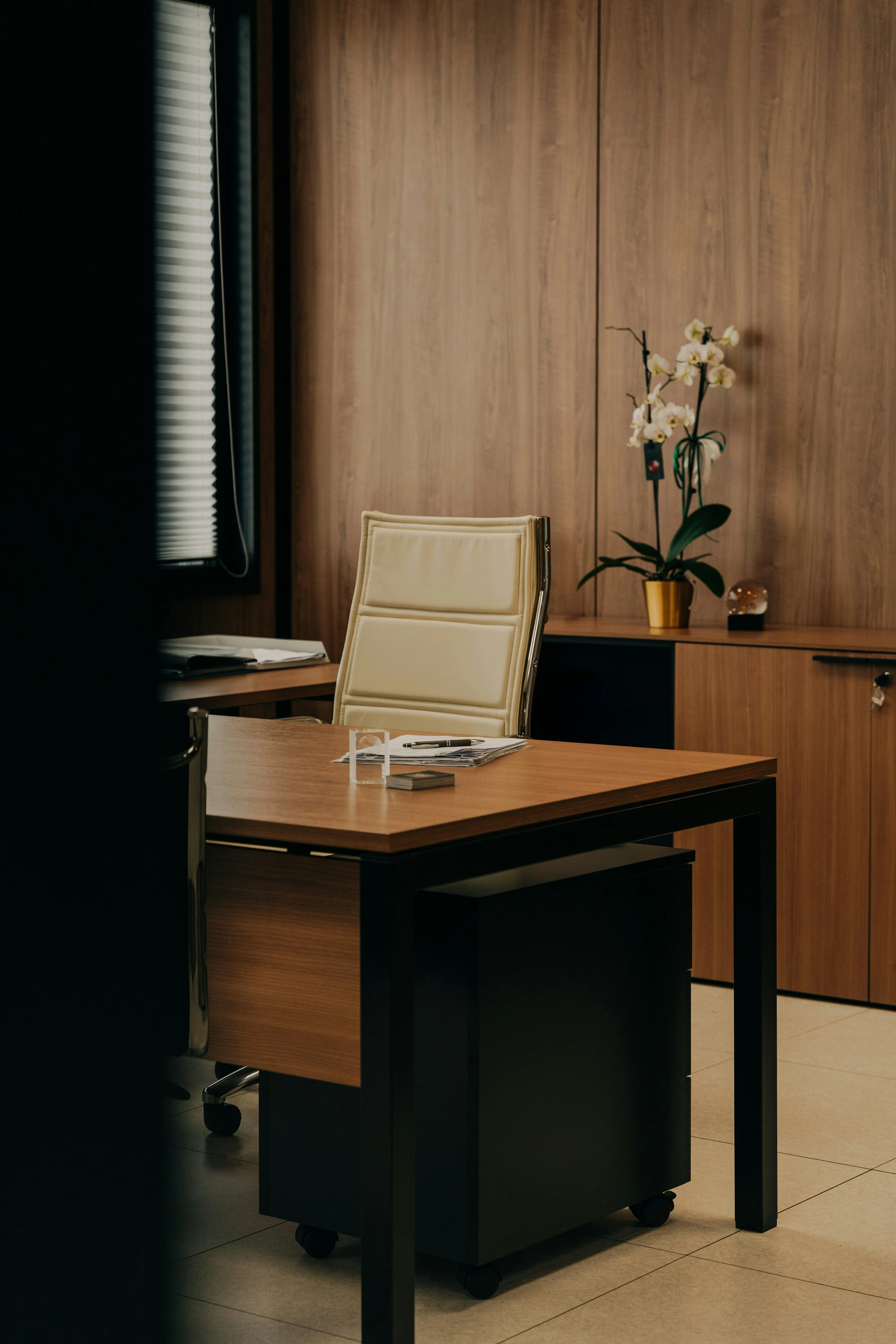 Leerer Stuhl in verlassenen Büro symbolisiert Kulturwandel und Bedarf an Unternehmenskultur Beratung