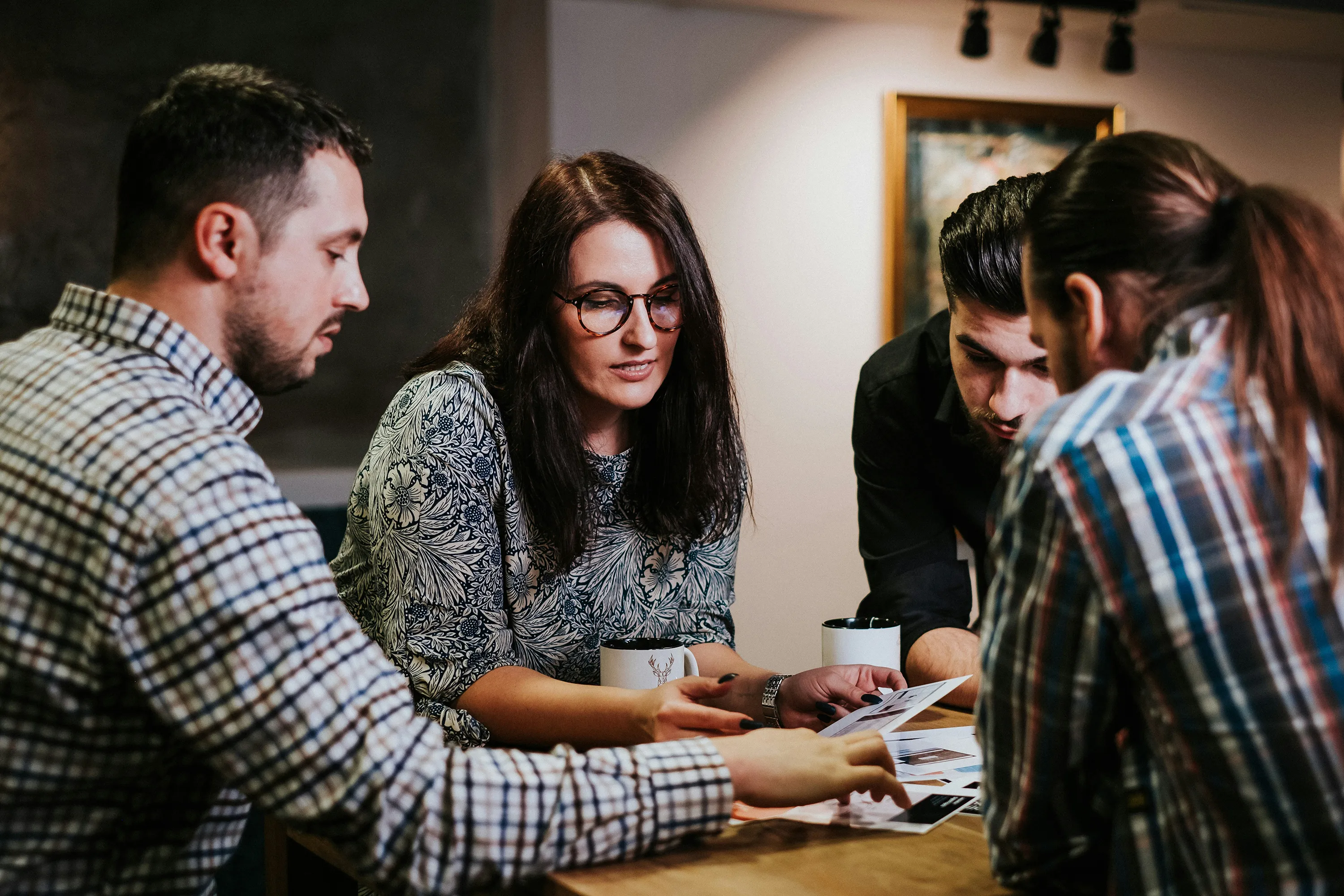 Team arbeitet gemeinsam an Unternehmenskultur-Beratung und Kulturwandel