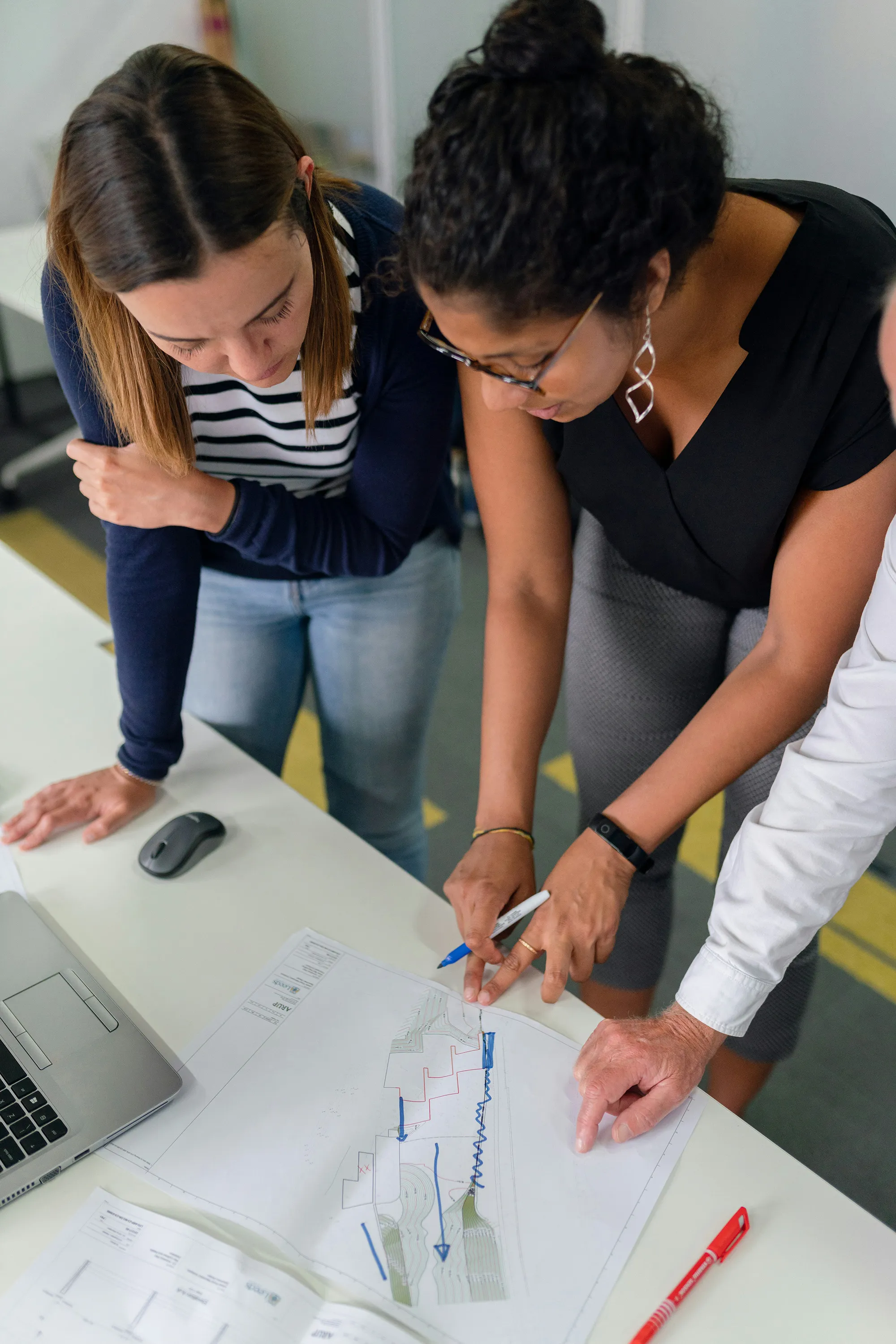 Zwei Kolleginnen arbeiten an Change Konzept im Training