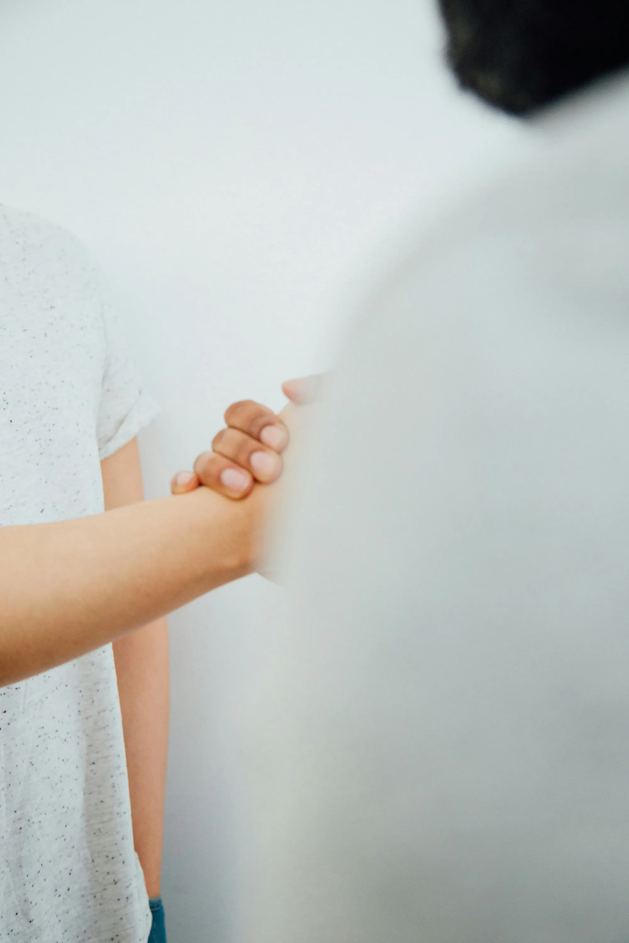 Kollegen klatschen sich ab im Change Management Training