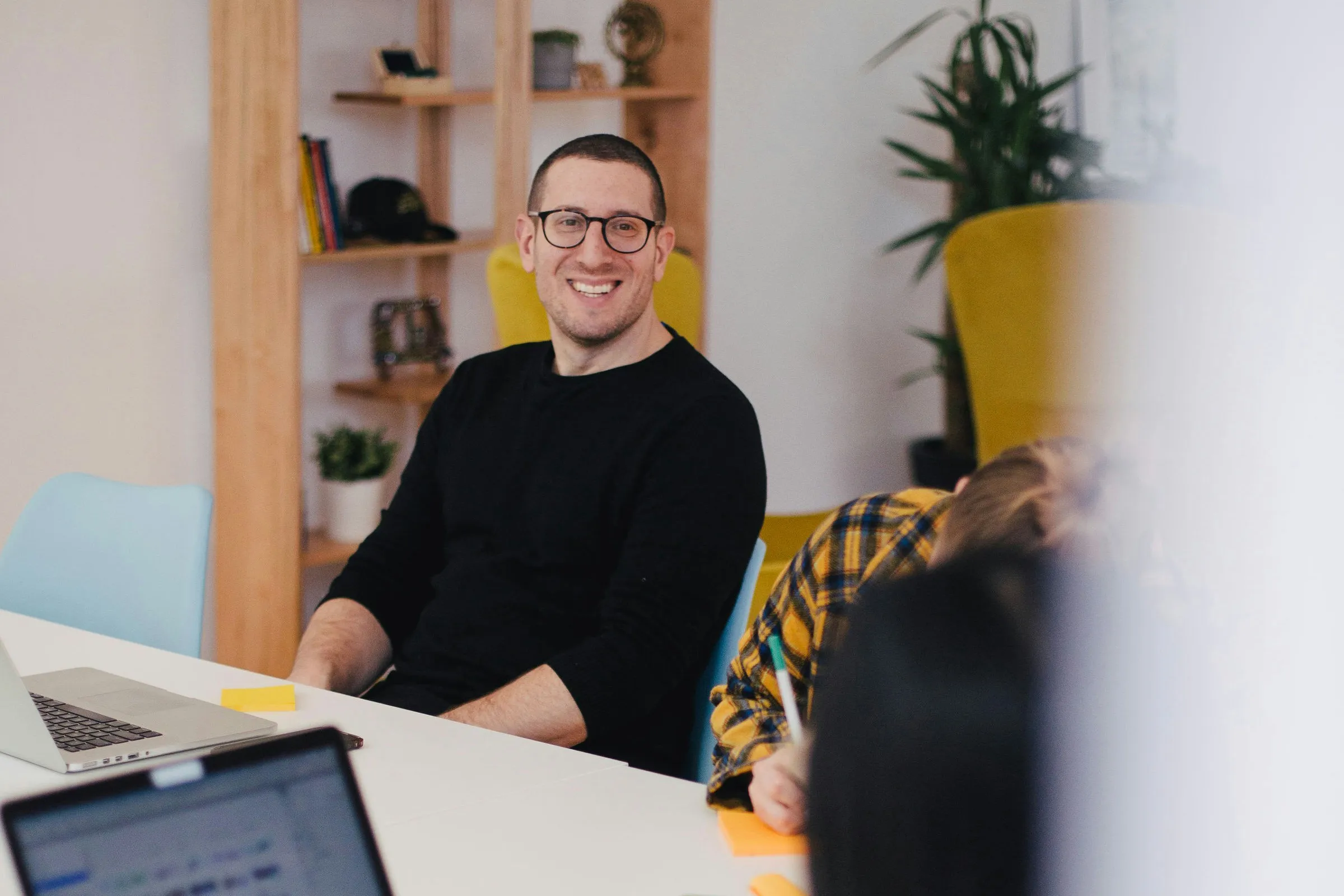 Teilnehmer des Change Management Trainings lächelt freundlich in die Kamera