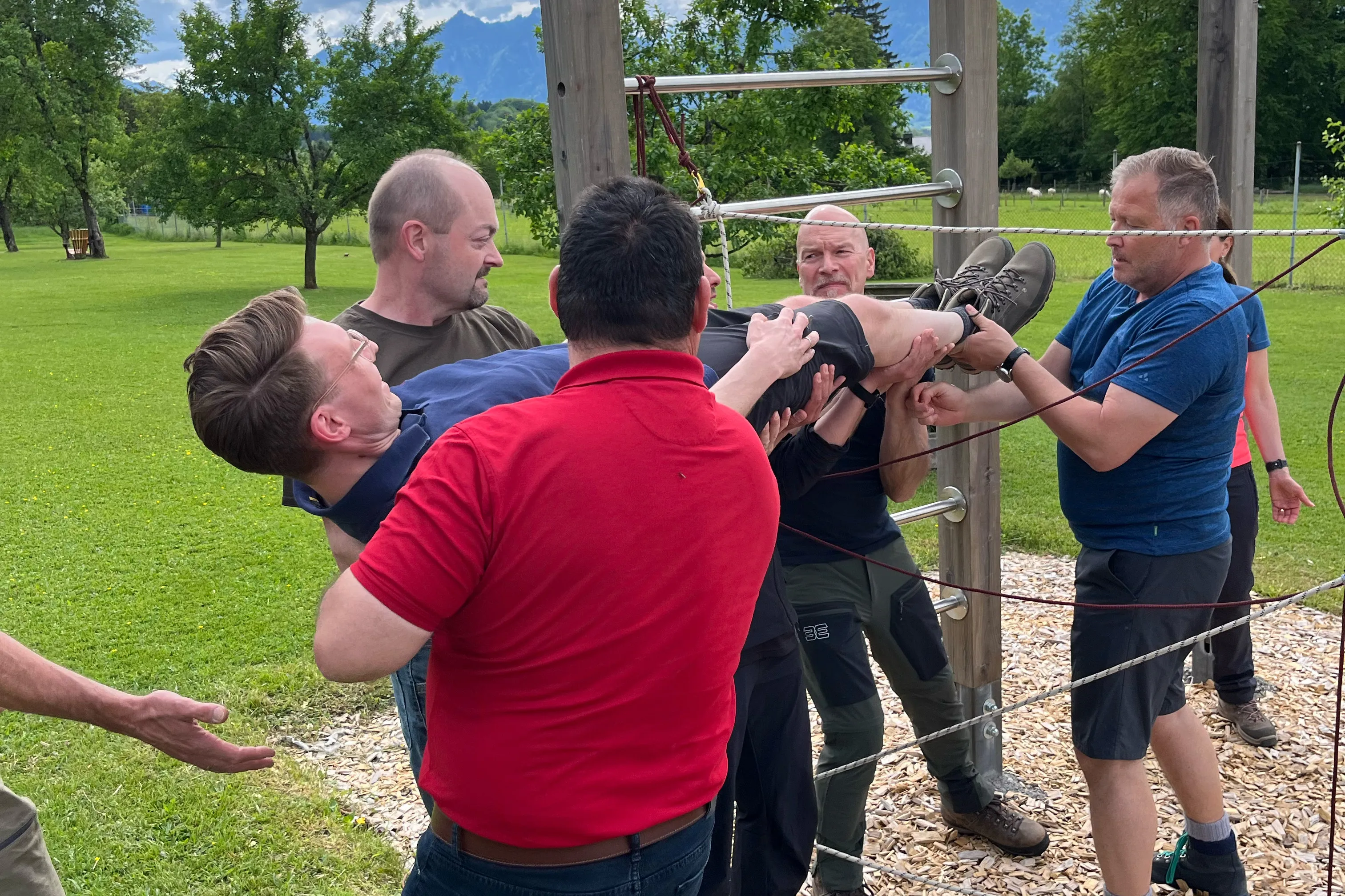 Outdoor Teambuilding fördert Vertrauen und Kommunikation im Team mit Teambuilding Coach