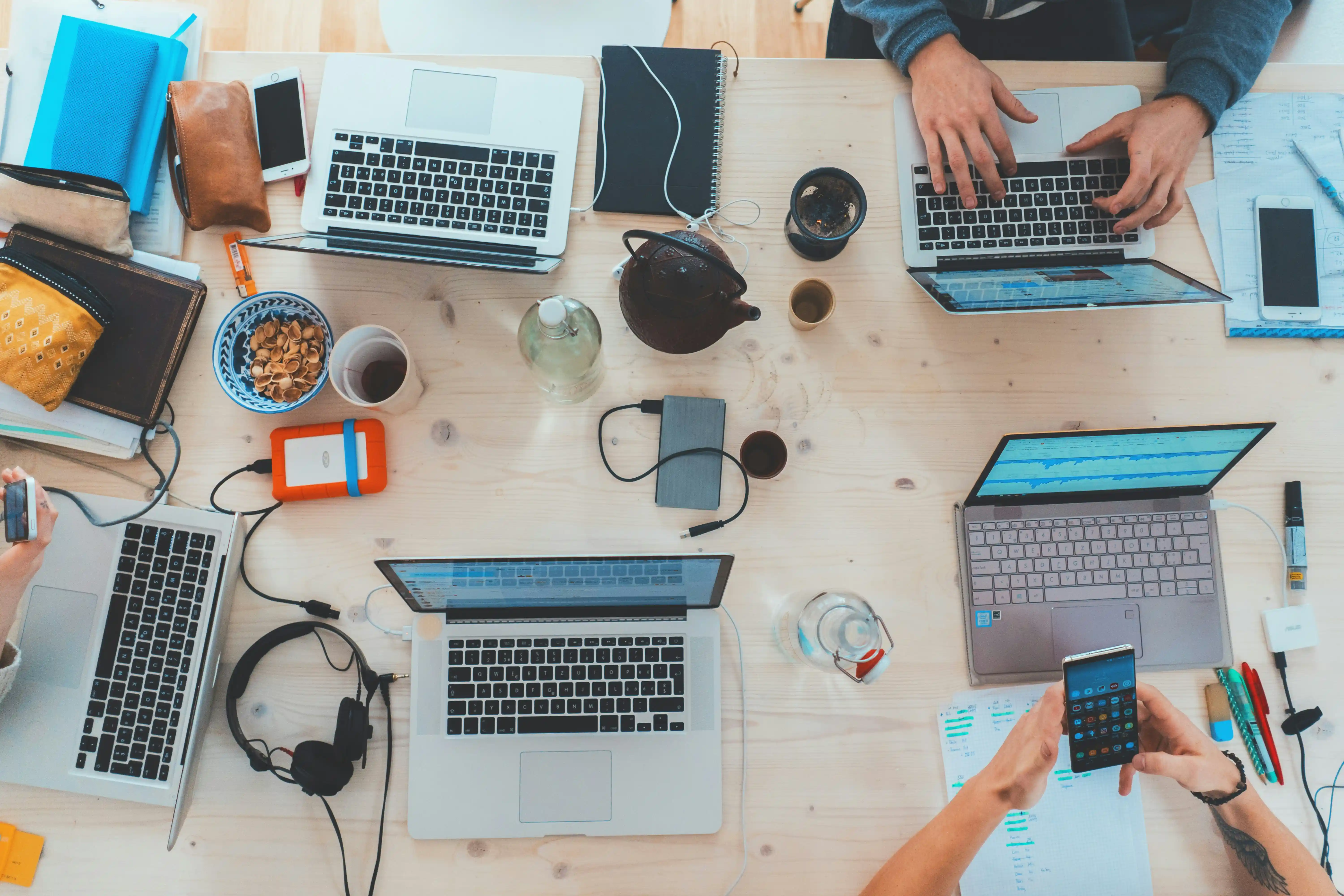Laptops auf einem Tisch in Vogelperspektive